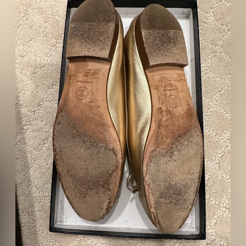 CHANEL Gold Leather Ballet Flats with Bow - Picture 5 of 7